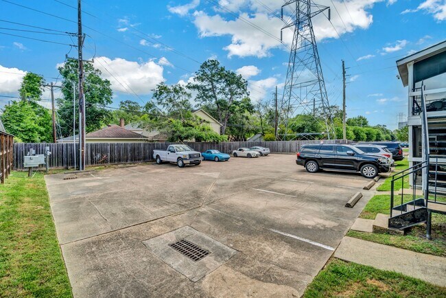 Building Photo - 770 Memorial Mews St