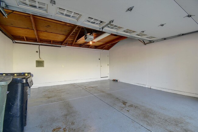 Building Photo - Remodeled townhouse with AC, Top Cupertino...