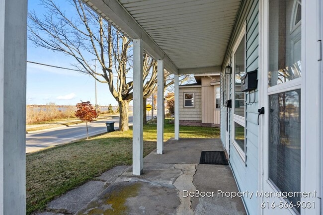 Building Photo - 1621 Lakeshore Dr