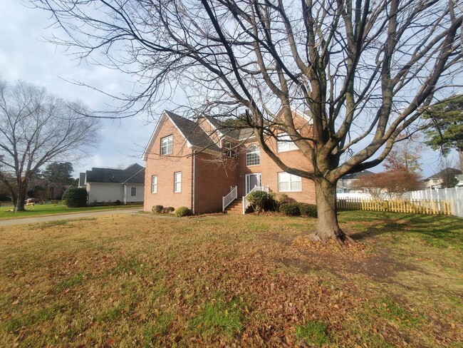 Building Photo - 4 BR 2.5BA Single family home located in E...