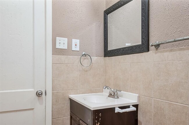 Building Photo - 418 E Witcher Ln