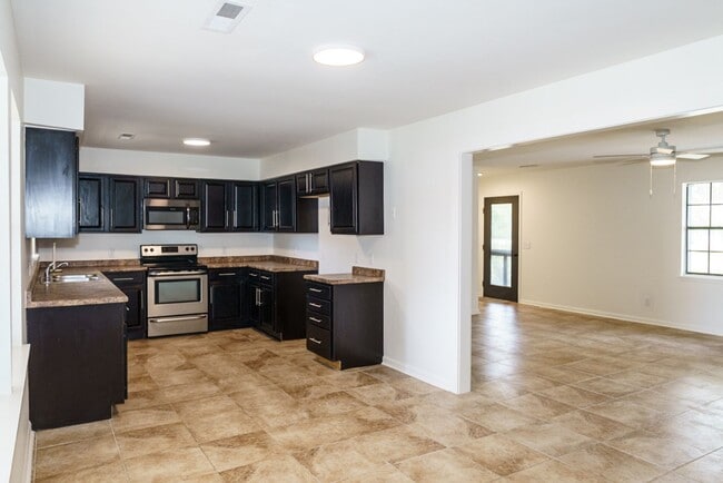 Building Photo - 3BR Home in Shell Point – Sunroom | Garage | Prime Location