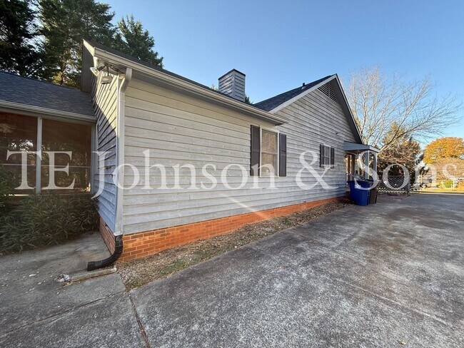 Building Photo - Charming 3-Bedroom Home with Rocking Chair Porch and Screened Back Patio