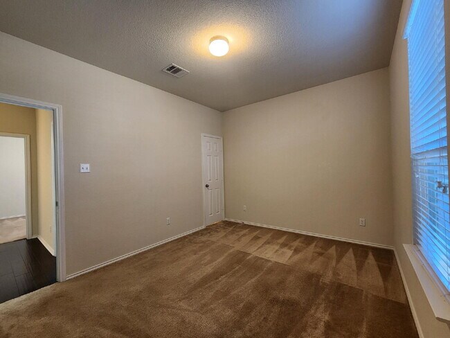 Building Photo - You do not want to miss out on this amazin...