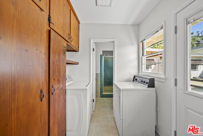 Building Photo - 100 E Kenneth Rd