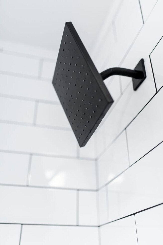 Building Photo - 617 E Chestnut St