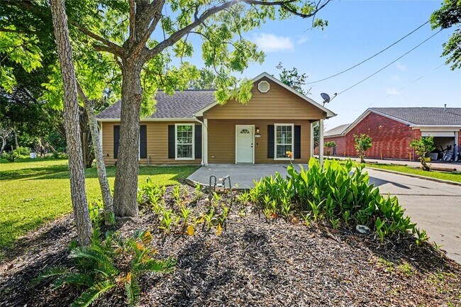 Building Photo - 326 S Bell Dr