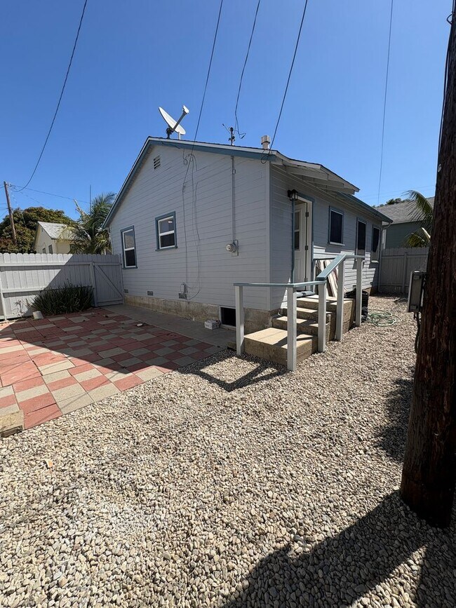 Building Photo - 1+1 Cozy Cottage above Ventura College wit...