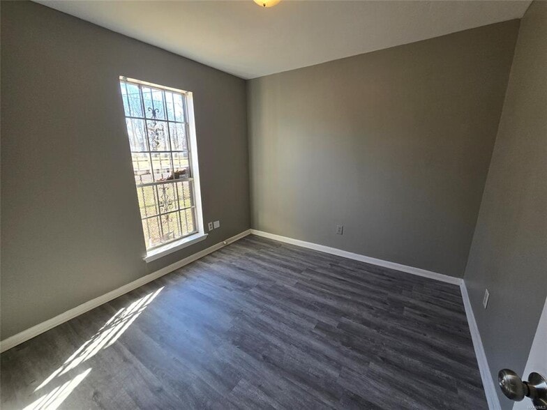 Building Photo - 4104 Lone Oak Dr