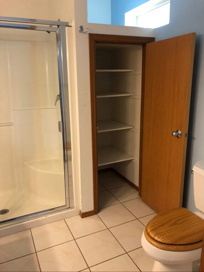 Building Photo - 501 E Walnut Cir