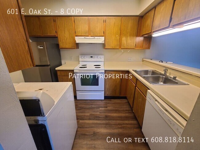 Building Photo - 601 E Oak St