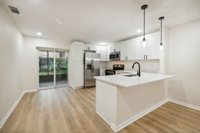 Building Photo - 2636 Sunnyside Dr