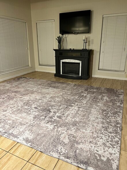 Building Photo - 819 Red Bird Ln