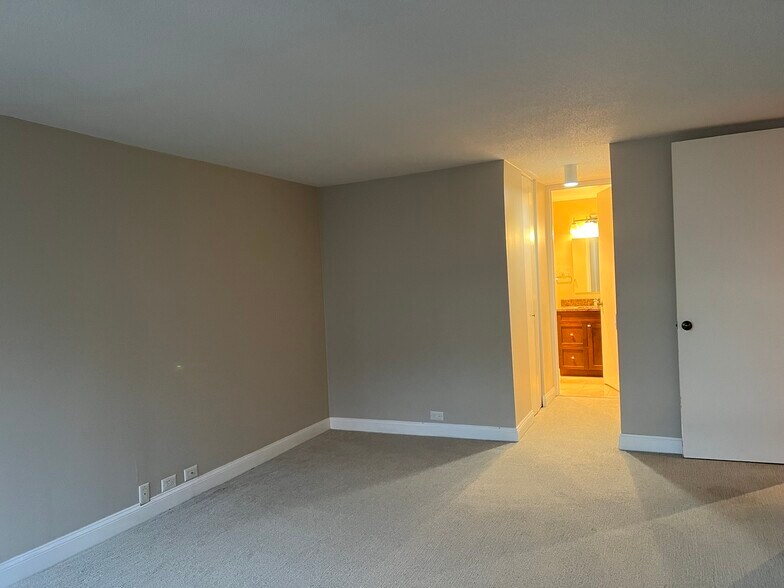 Building Photo - 360 E Randolph St