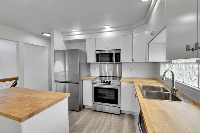 Building Photo - $2,450.00, 3-bed, 2-bath, located in Denver.