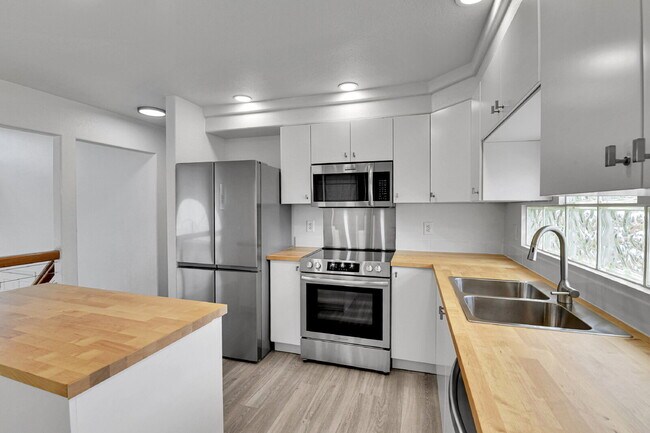 Building Photo - $2,600, 3-bed, 2-bath, located in Denver.