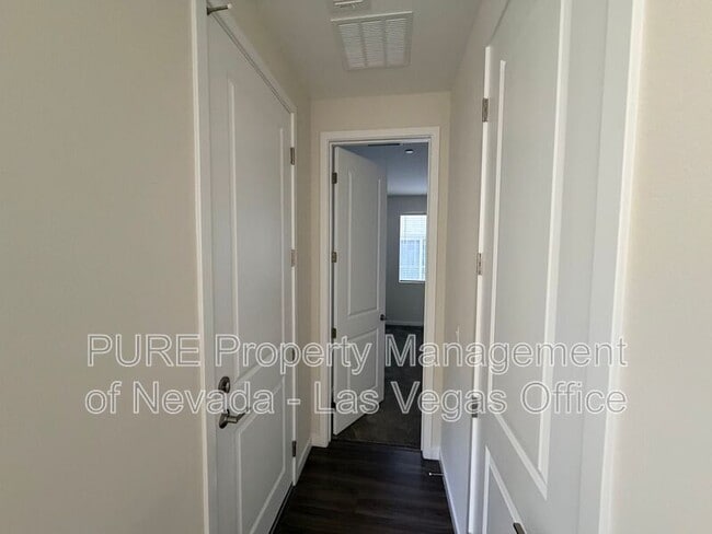 Building Photo - 10661 Valletta Ave