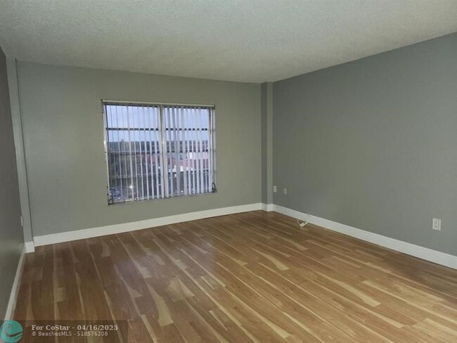 Building Photo - 4174 Inverrary Dr
