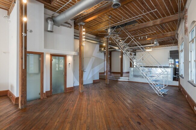 Building Photo - Luxury Penthouse Loft – 3,200 sq. ft. Down...