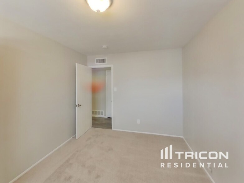 Building Photo - 6006 W Medlock Dr