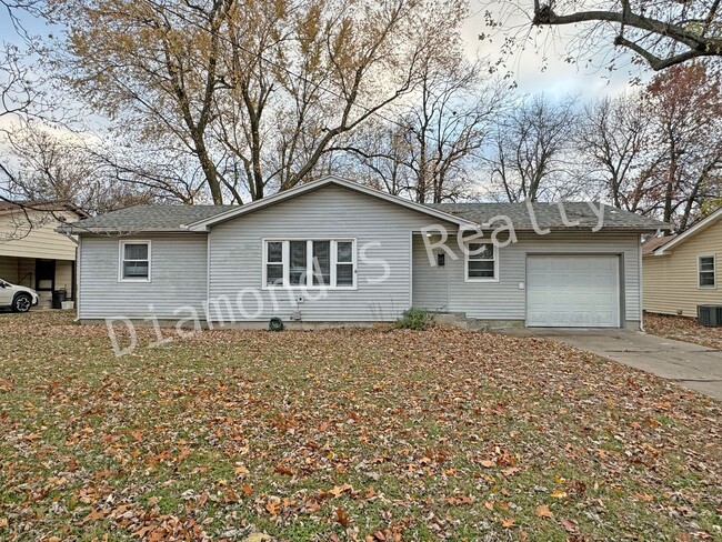 Primary Photo - 3 bedroom home available - Huge backyard!