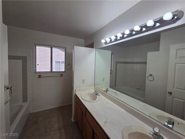 Building Photo - 8204 Tivoli Cove Dr
