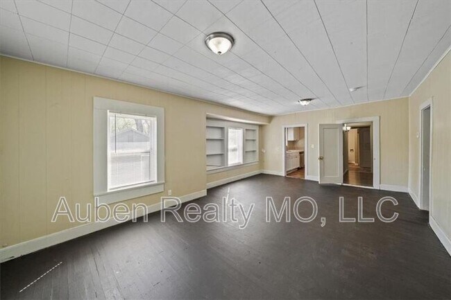 Building Photo - 2015 E 81 St