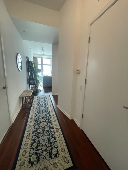 Entryway/foyer - 1000 W Leland Ave