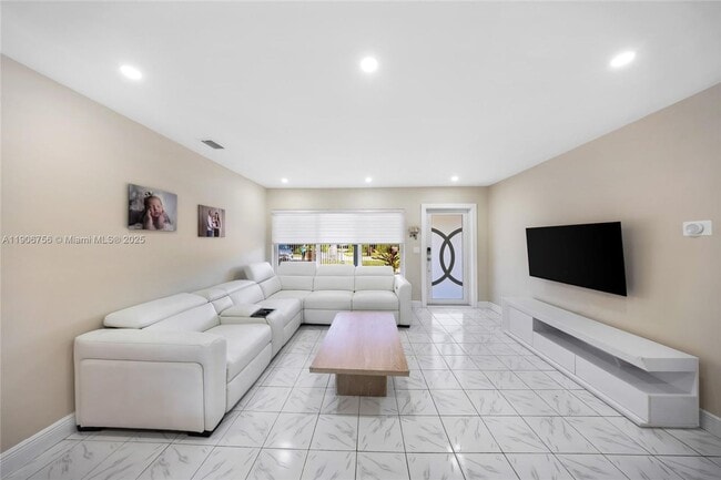 Building Photo - 490 W 33rd Pl