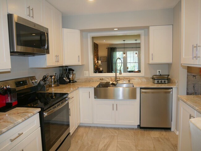 Building Photo - ***Bright and Beautifully Appointed 3BED/3BATH Townhome in Vienna for Rent ***