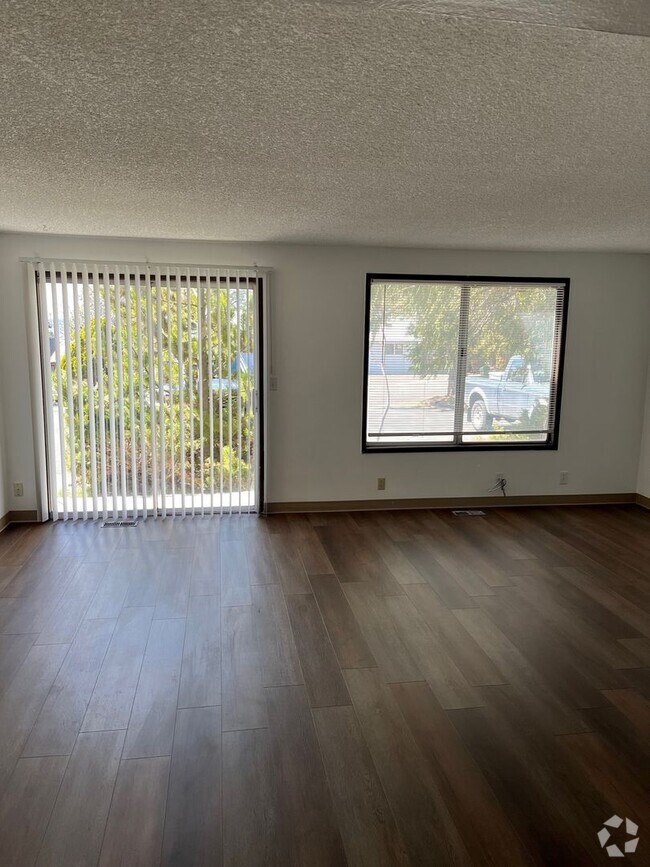Building Photo - 3 Bedroom, 1 Bathroom Downstairs Unit - 4-...