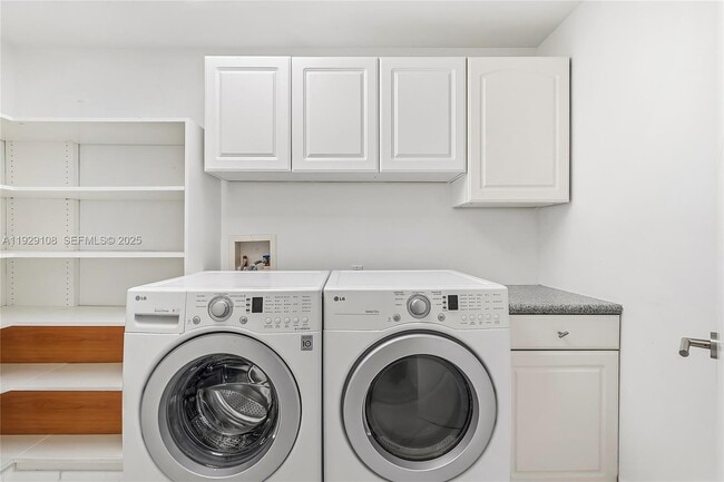 Building Photo - 345 Fairway Dr