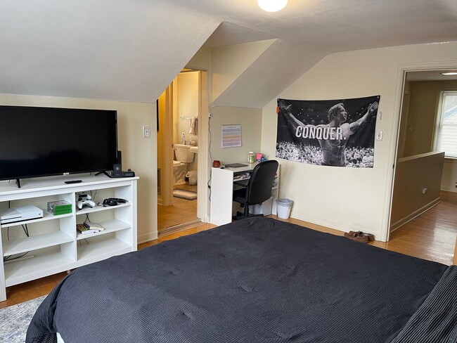 Building Photo - AVAILABLE JUNE 1ST -4 bed/ 2 bath Home Near Campus!