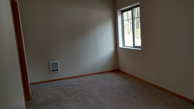 Building Photo - Very well maintained home in Poulsbo.