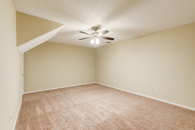 Building Photo - Conveniently located 2/2/2 with basement!!