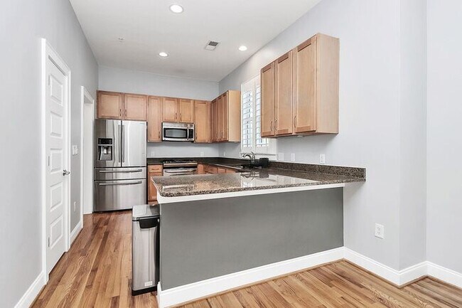 Building Photo - Beautiful 3BD/2.5BA Townhome