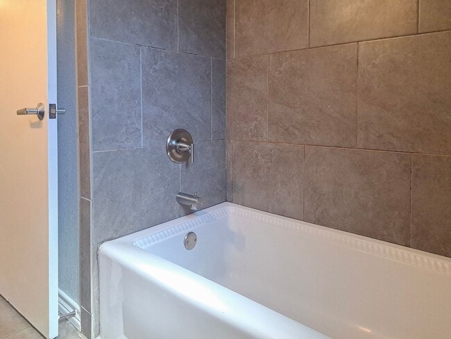 Building Photo - 4 Bedroom / 2 Bath / 2 Car Garage