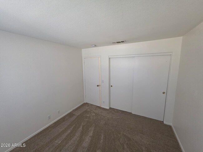 Building Photo - 121 W Ivanhoe St