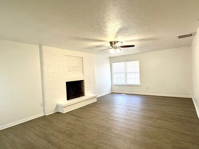 Building Photo - 3 Bed | 2 Bath | Pool | Screened Porch