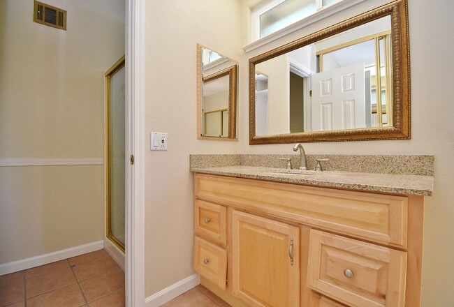 Building Photo - $3,790 4 BEDROOM VERY NICE REMODELED CENTR...