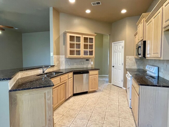 Building Photo - Beautiful 3 bed 2 bath home in a great loc...