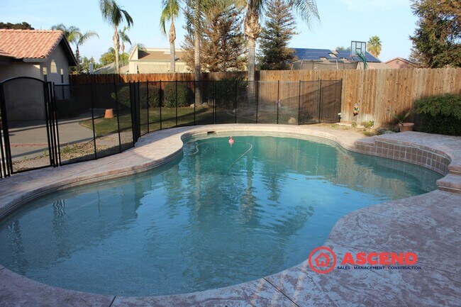 Building Photo - Poolside Living in Rosedale – Spacious 3 Bed / 2 Bath Home!