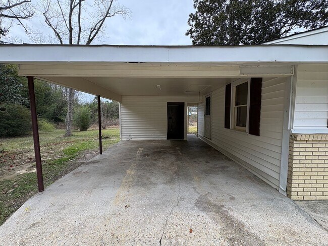 Building Photo - 3 Bedroom House Available for Rent