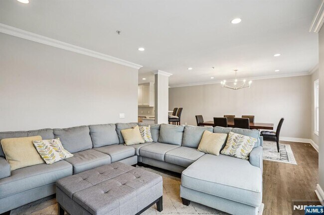 Building Photo - 343 The Promenade