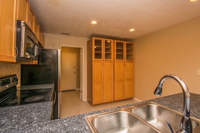 Building Photo - 3 Bedroom La Costa Home!