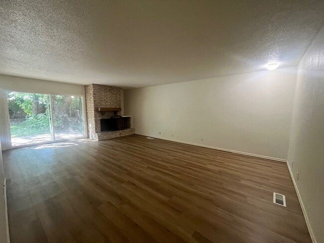 Building Photo - Charming 3-Bed, 2-Bath Home in South Tulsa