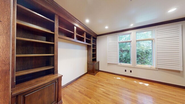 Building Photo - Spacious 4-bedroom 4.5 bath Home in a Gated Complex