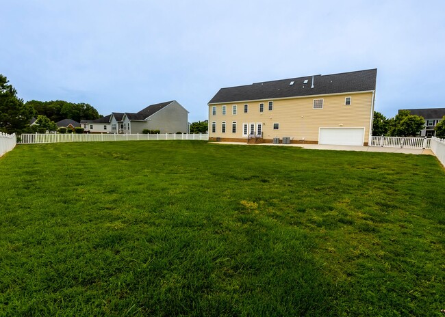 Building Photo - Huge house with vaulted ceilings and fence...