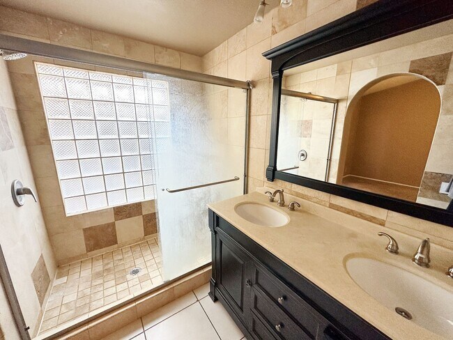 Building Photo - Coming Soon! Scottsdale Home 3/2 Bed/Bath - Available Now!