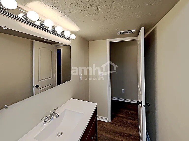 Building Photo - 1604 E Shadow Dr